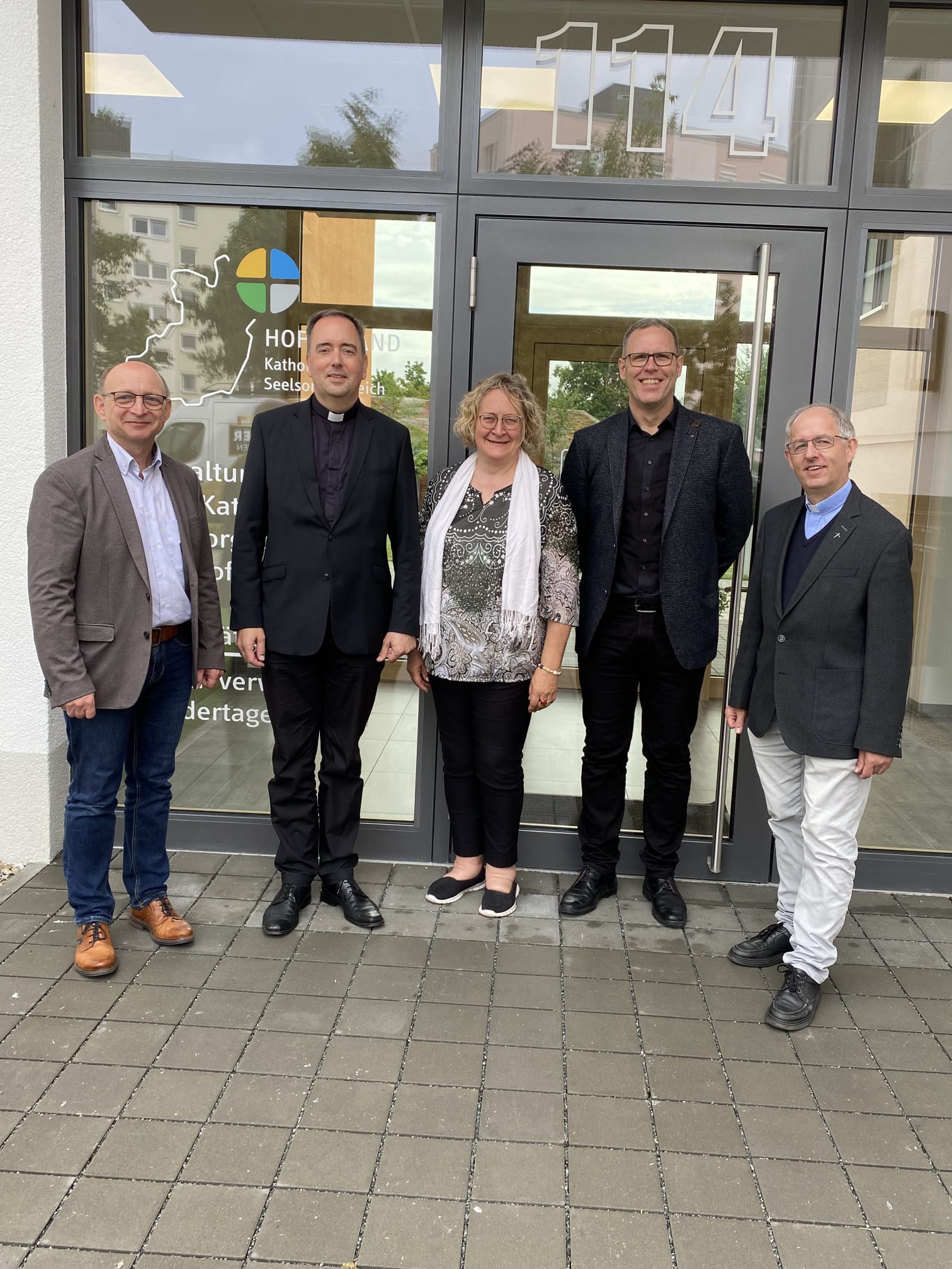 Anwesend v. l.: Verwaltungsleiter Michael Zentgraf, Dekan Andreas Seliger, Gesamtkirchenpflegerin Manuela Kolbe, Geschäftsführer Heiko Fritzsch, Leitender Pfarrer Stefan Fleischmann Geschäftsführer KiTas