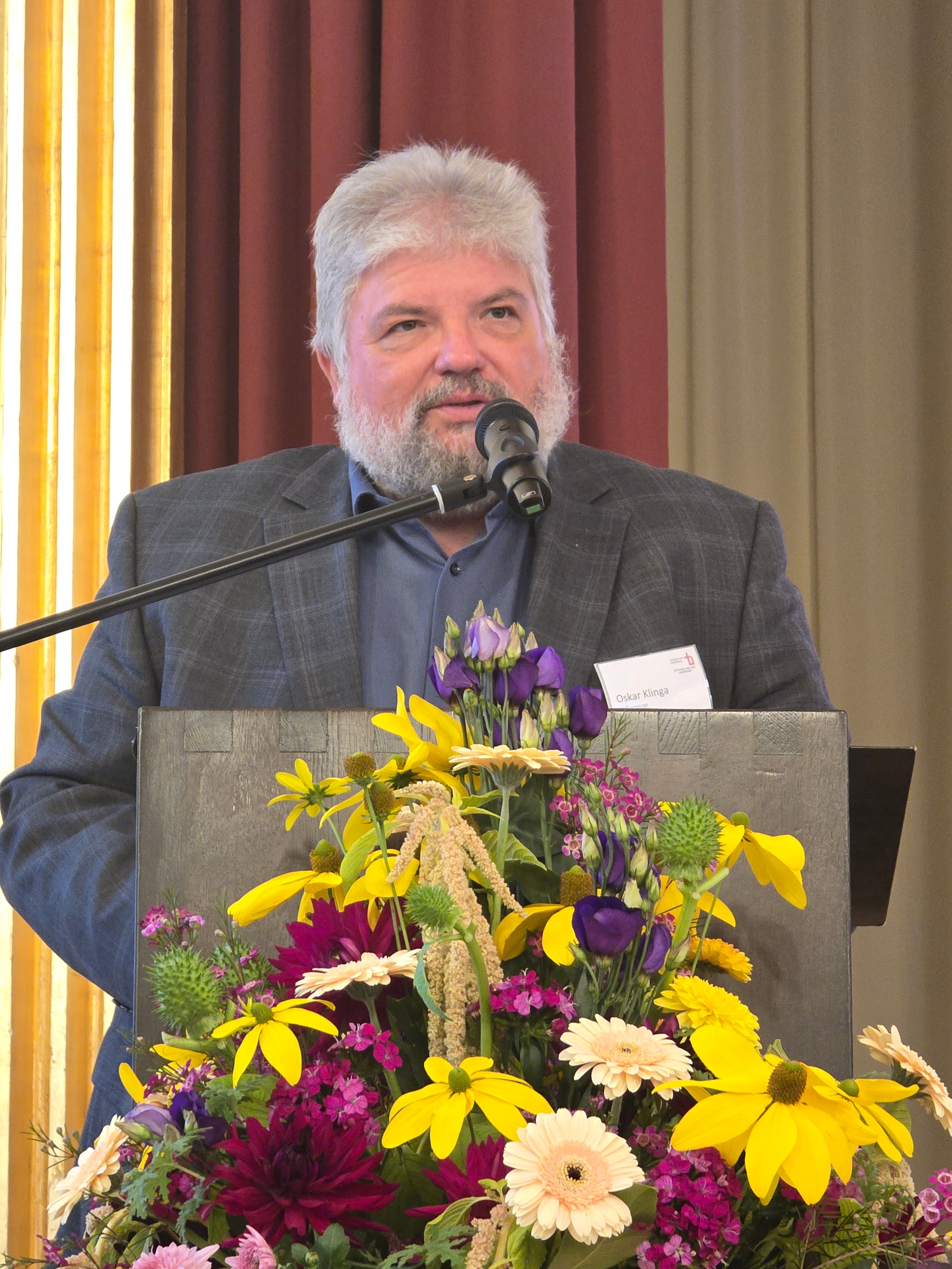Auch Oskar Klinga vom Stiftungsrat der Stiftung für das Ehrenamt präsentierte einige der anwesenden Gruppen. Ehrungsfeier Ehrenamtliche