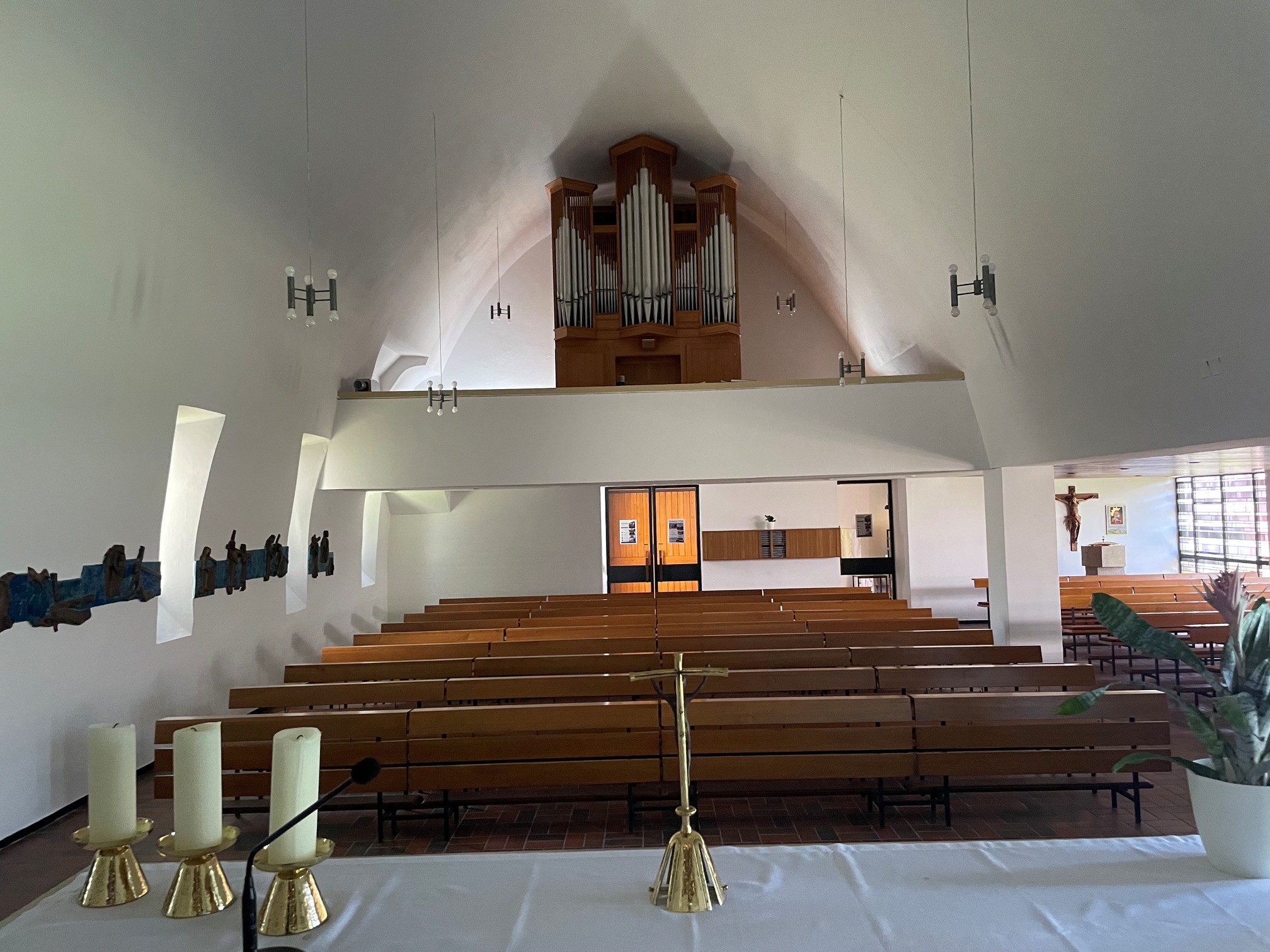 Christkönig-Kirche Helmbrechts von innen nach Renovierung Zu sehen ist die Christkönig-Kirche Helmbrechts von innen mit frischem Putz und Anstrich