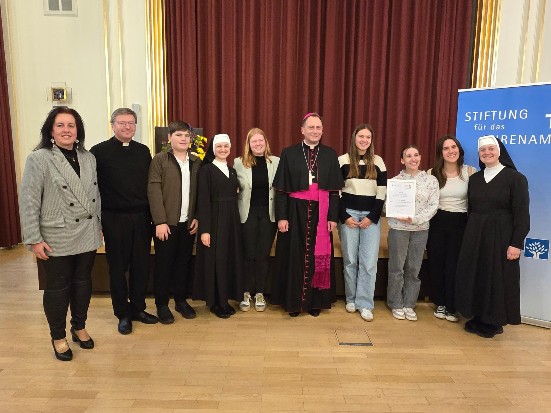 Das Team um die Schulschwestern von Unserer Lieben Frau in Auerbach, das die Holy Hour vorbereitet, wurde ebenfalls ausgezeichnet. Ehrungsfeier Ehrenamtliche