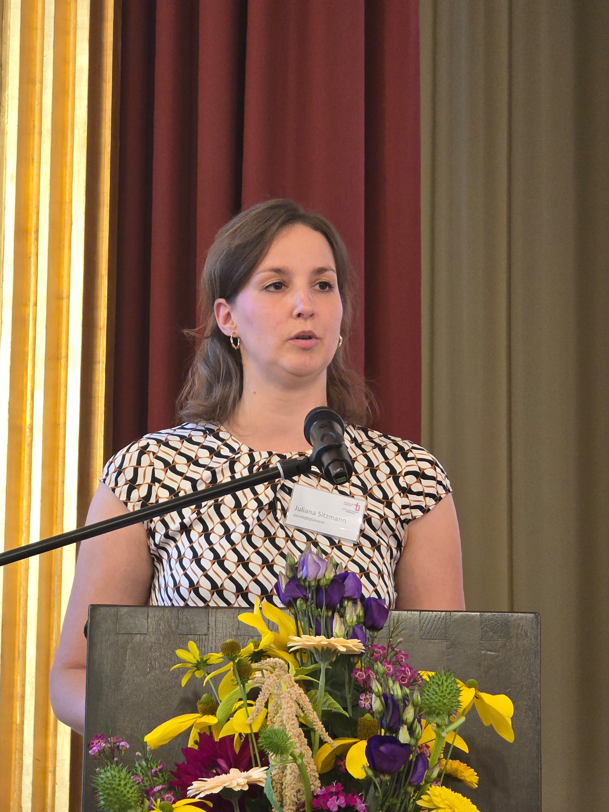 Die Geschäftsführerin des Stiftungsrats der Stiftung für das Ehrenamt Juliana Sitzmann stellte einige der ausgezeichneten Gruppen vor. Ehrungsfeier Ehrenamtliche