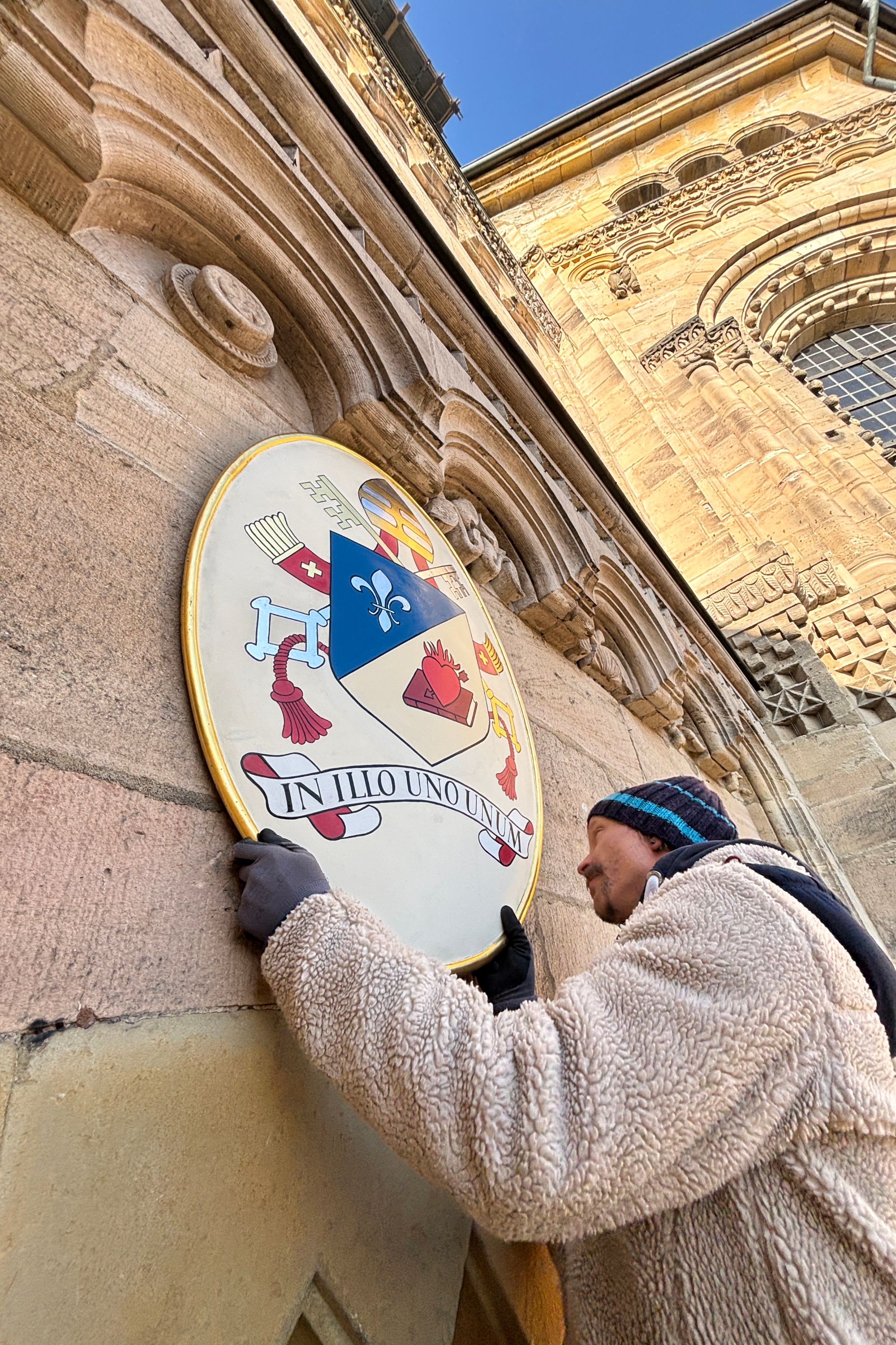 Ein Team der Bamberger Dombauhütte bringt das Papstwappen von Papst Leo XIV. am Adamsportal des Bamberger Doms an. Papstwappen Dom