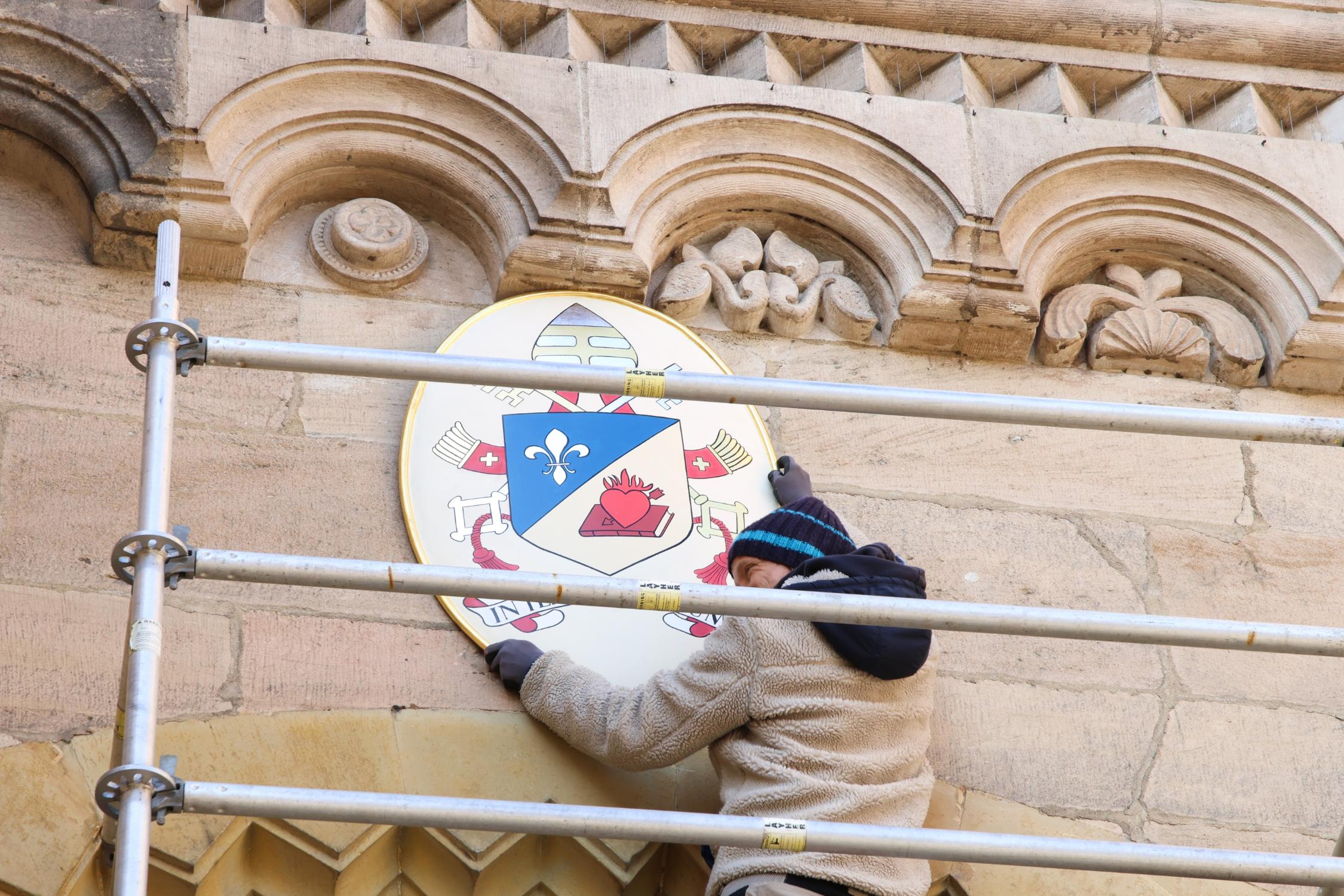 Ein Team der Bamberger Dombauhütte bringt das Papstwappen von Papst Leo XIV. am Adamsportal des Bamberger Doms an. Papstwappen Dom
