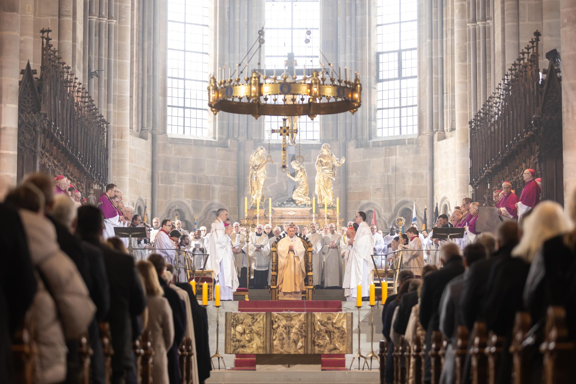 Erzbischof Herwig Gössl auf dem Bischofsstuhl Amtseinführung Erzbischof Herwig Gössl