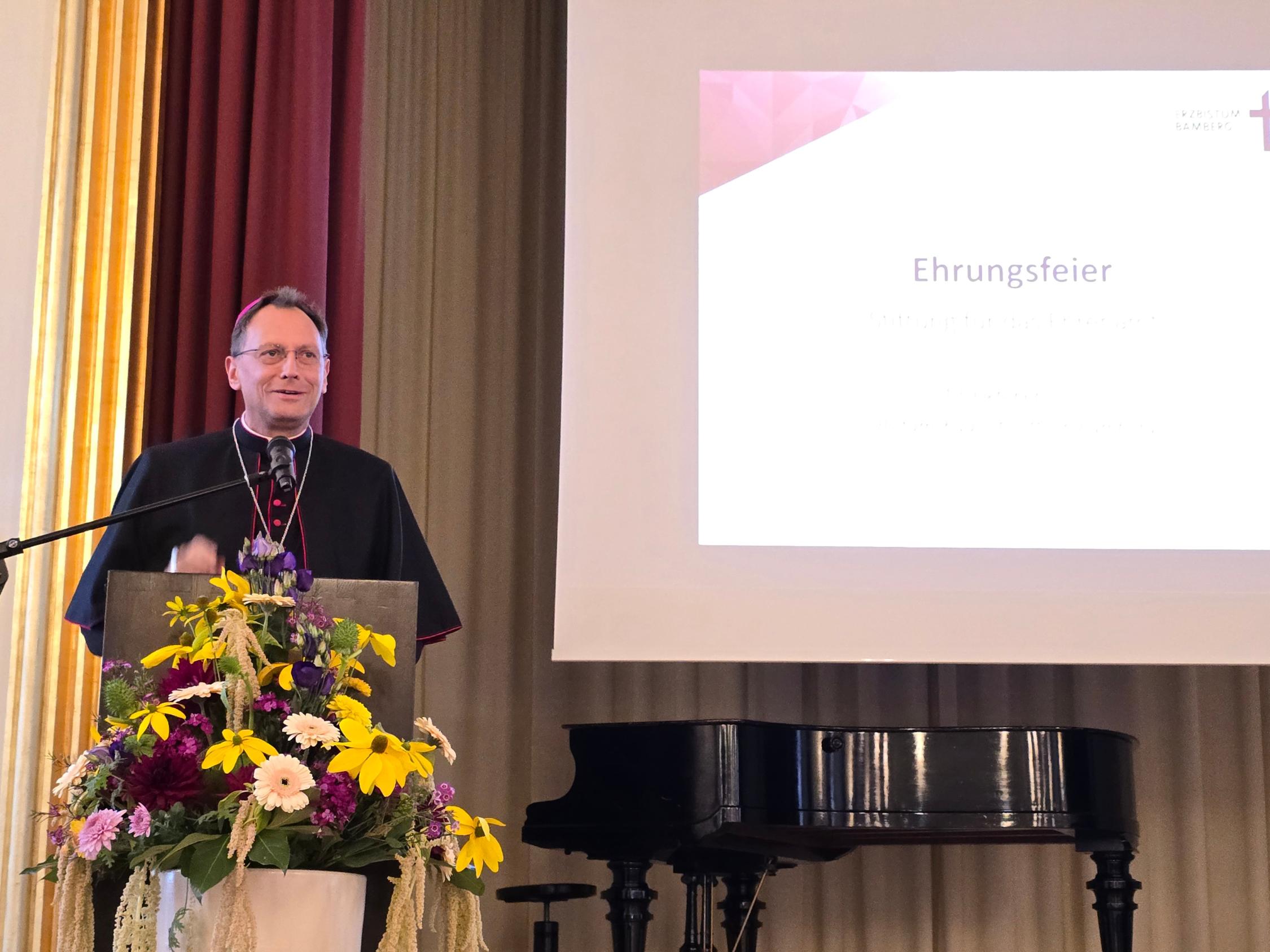 Erzbischof Herwig Gössl hob die Bedeutung des Ehrenamts in der Kirche hervor. Ehrungsfeier Ehrenamtliche