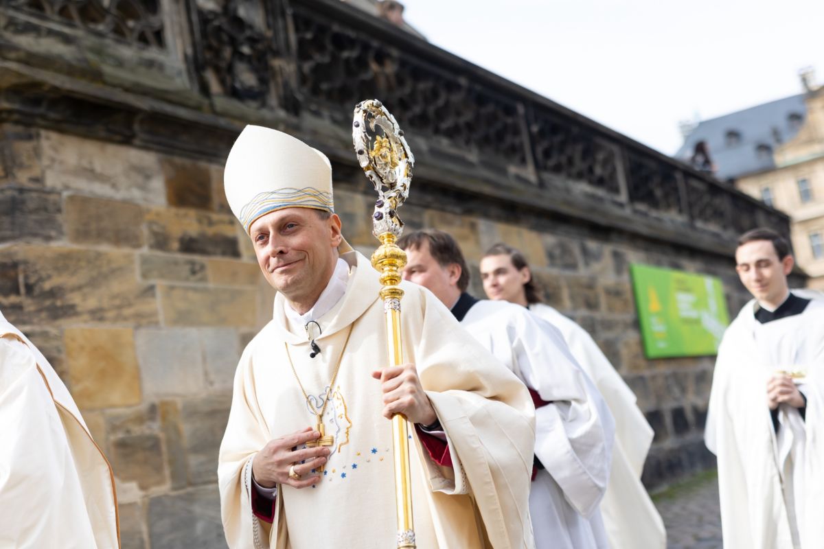 Erzbischof Herwig Gössl nach dem Gottesdienst