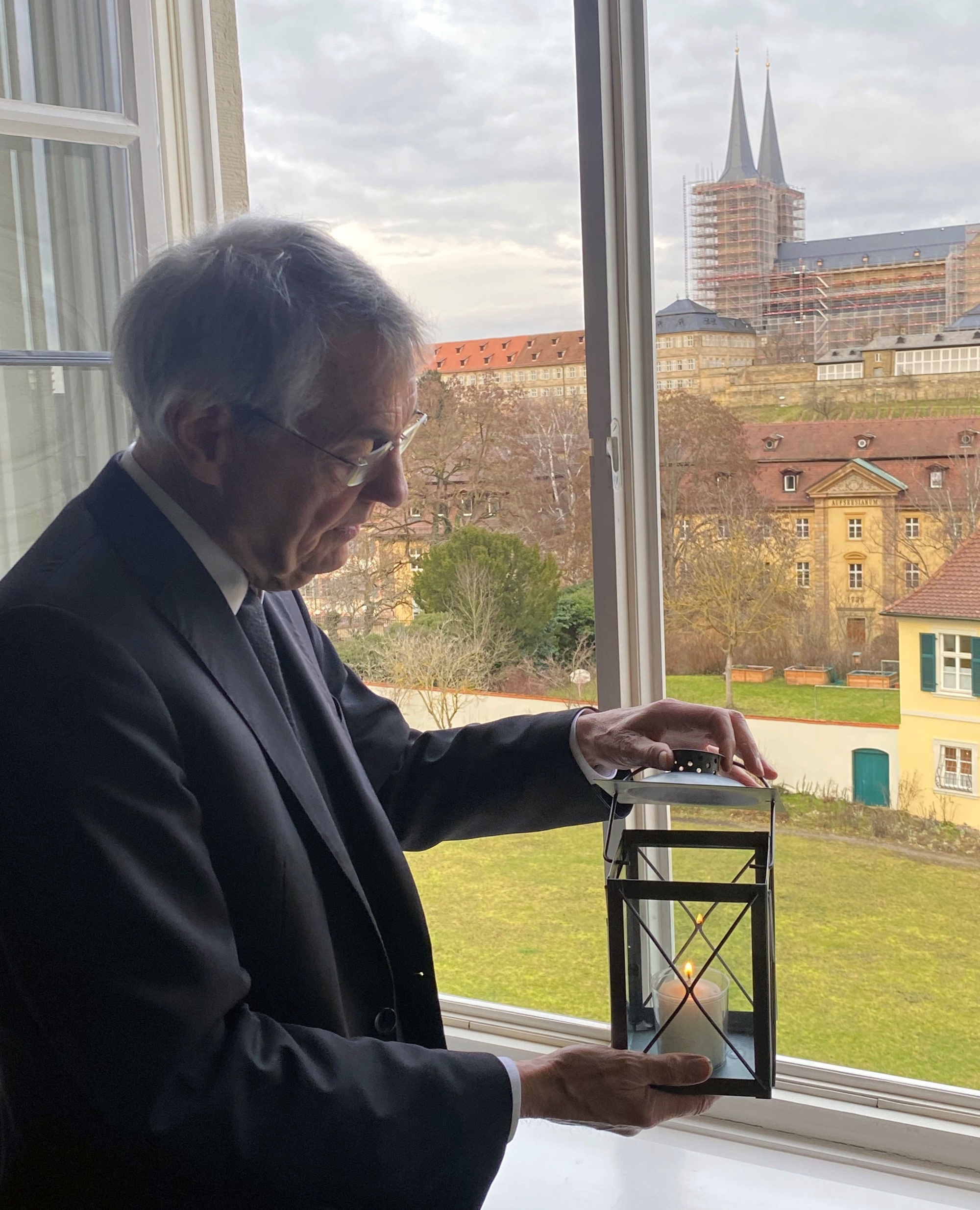 Erzbischof Schick unterstützt die Aktion #lichtfenster Lichtfenster