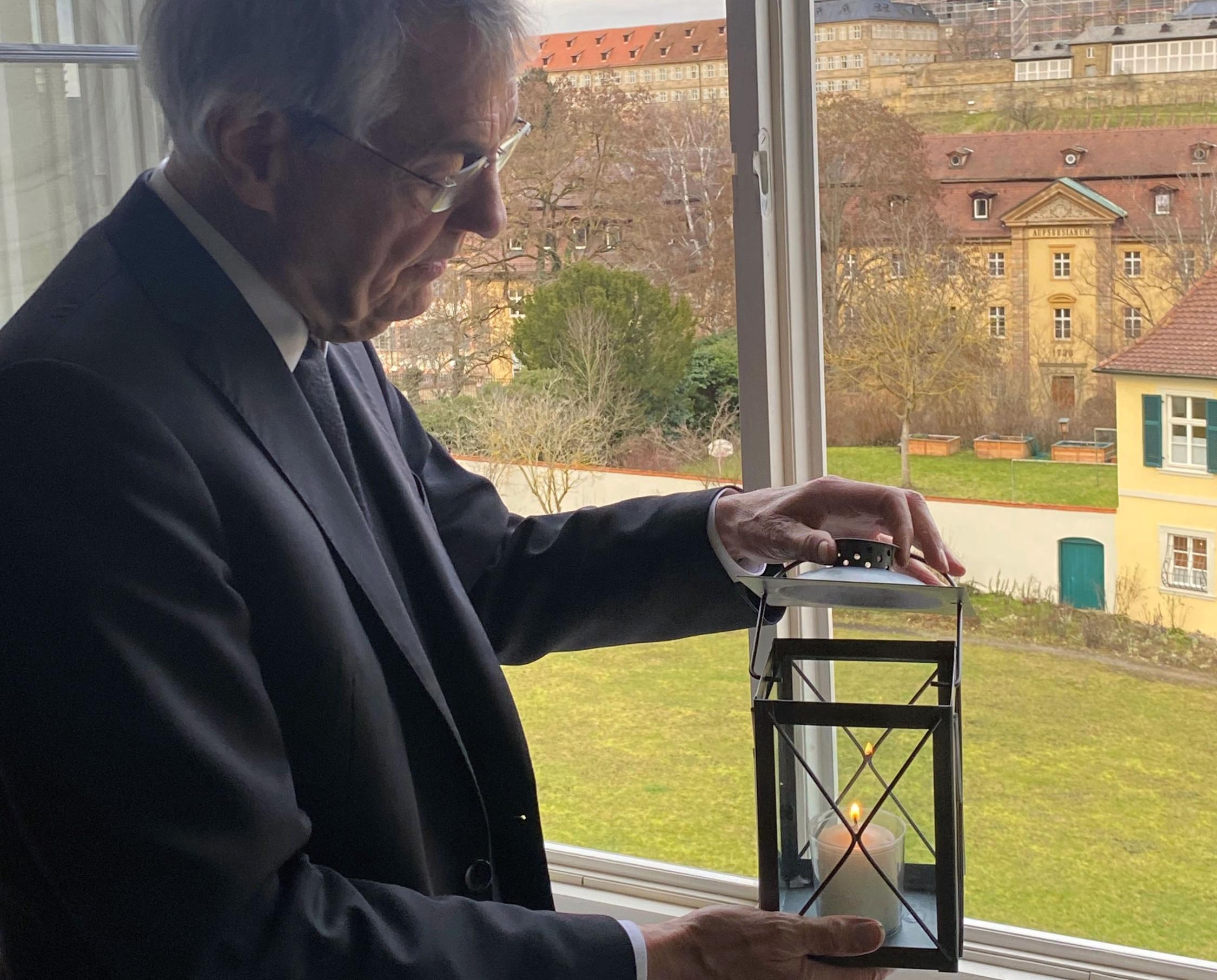 Erzbischof Schick unterstützt die Aktion #lichtfenster Lichtfenster