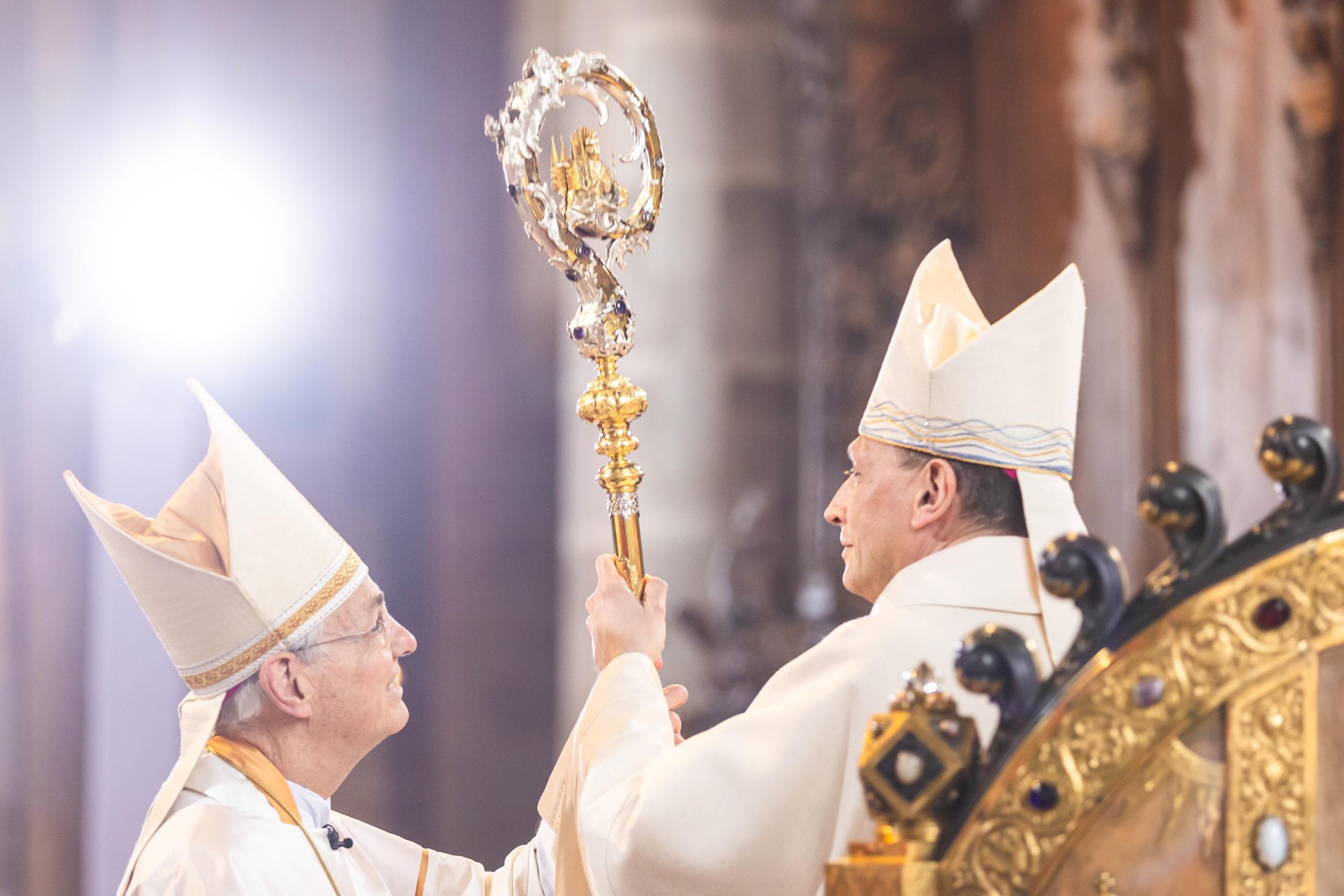 Erzbischof em. Dr. Ludwig Schick übergibt den Bischofsstab an seinen Nachfolger Herwig Gössl Amtseinführung Erzbischof Herwig Gössl