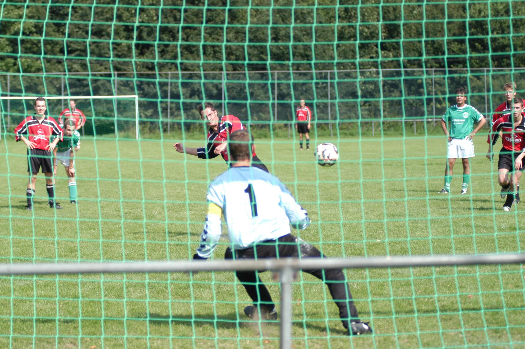 FUSSBALL--SPORT