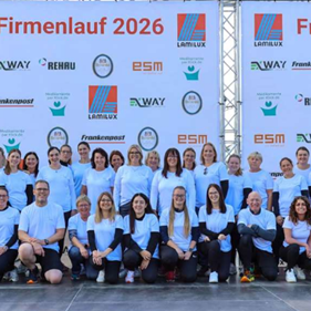 Gruppenfoto der Mitarbeiterinnen und Mitarbeiter der Katholischen Willkommens-Kitas beim Frankenpost Firmenlauf 2026