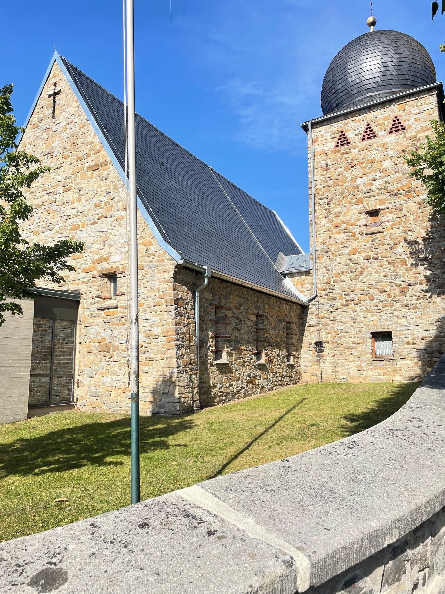 Christkönig-Kirche Helmbrechts nach der Neueindeckung Zu sehen ist die Christköbig-Kirche Helmbrechts von außen mit neuem Dach