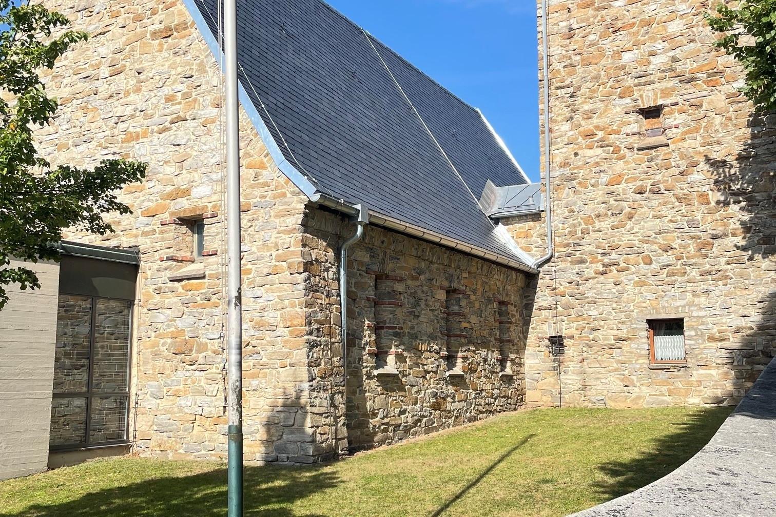 Zu sehen ist die Christköbig-Kirche Helmbrechts von außen mit neuem Dach