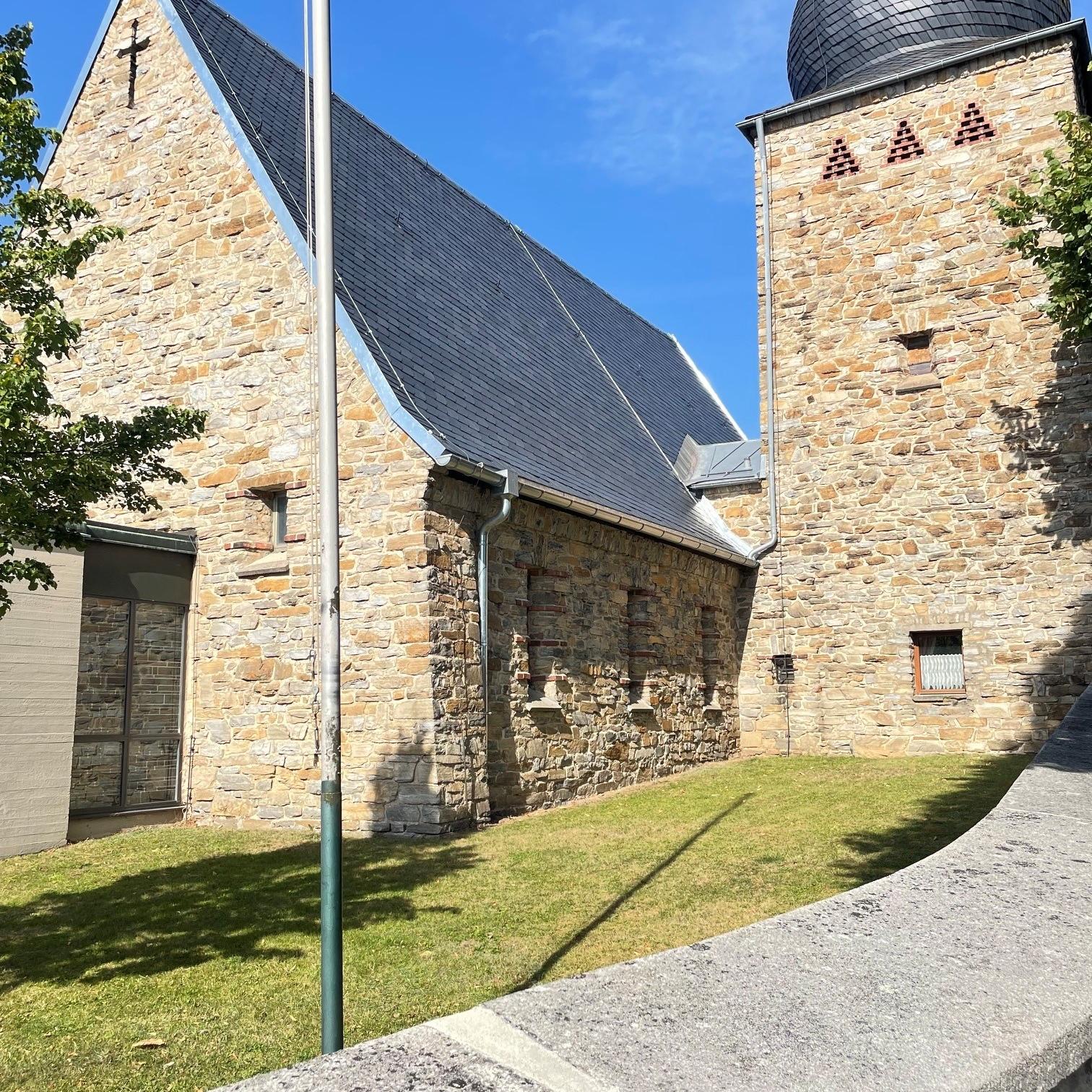 Zu sehen ist die Christköbig-Kirche Helmbrechts von außen mit neuem Dach