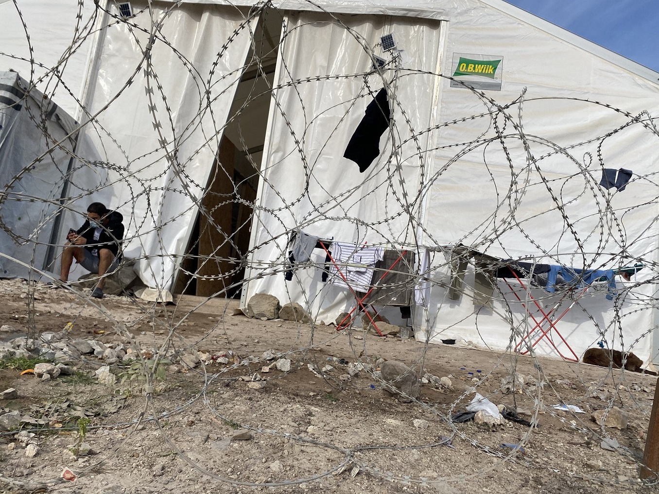Impressionen aus Kara Tepe auf Lesbos Zelt hinter Stacheldraht