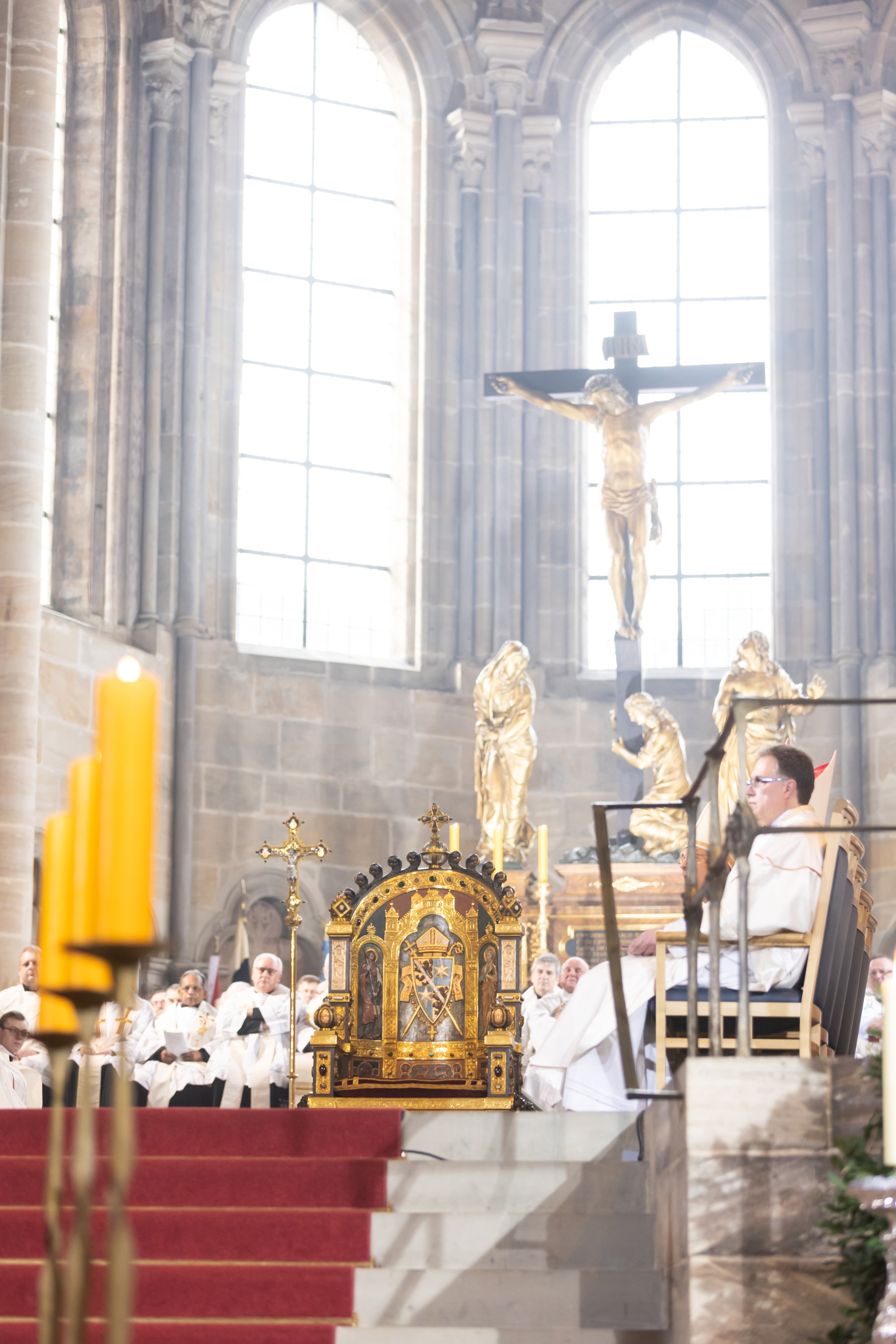 Noch ist der Bischofsstuhl leer Amtseinführung Erzbischof Herwig Gössl
