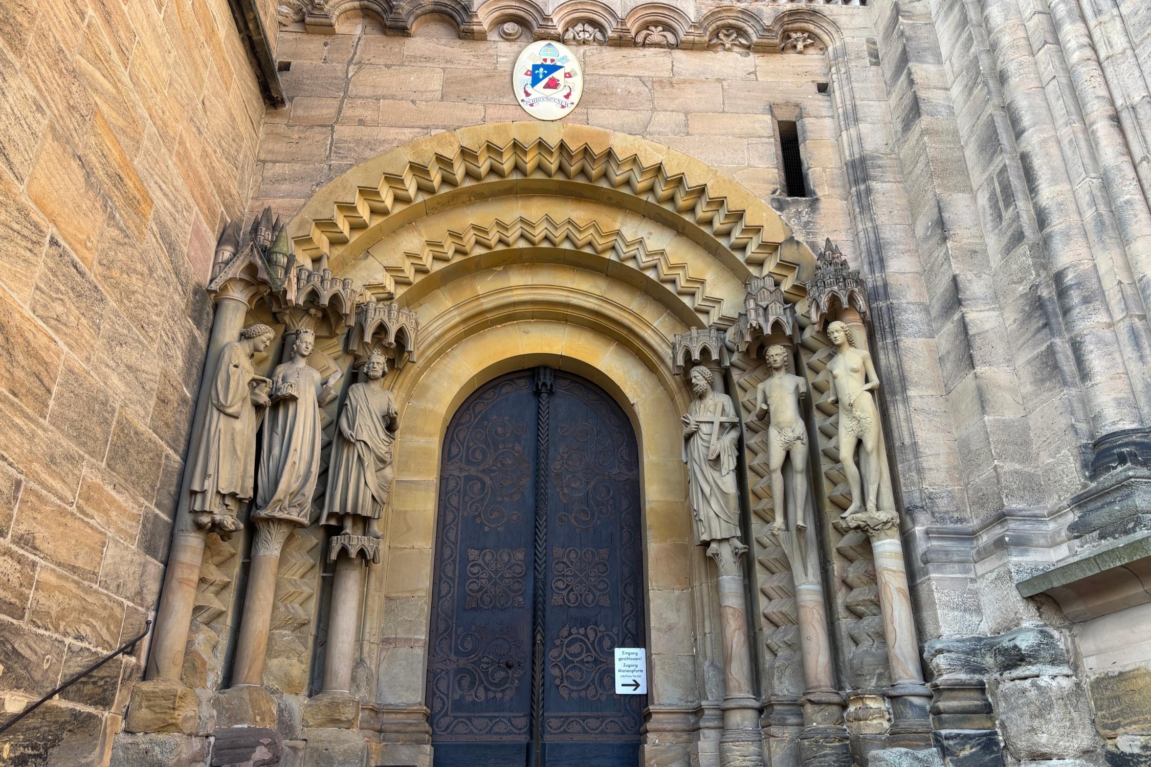 Papstwappen von Papst Leo XIV. am Adamsportal des Bamberger Doms. Papstwappen Dom