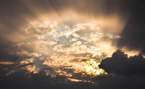 Sonne durchbricht Wolken