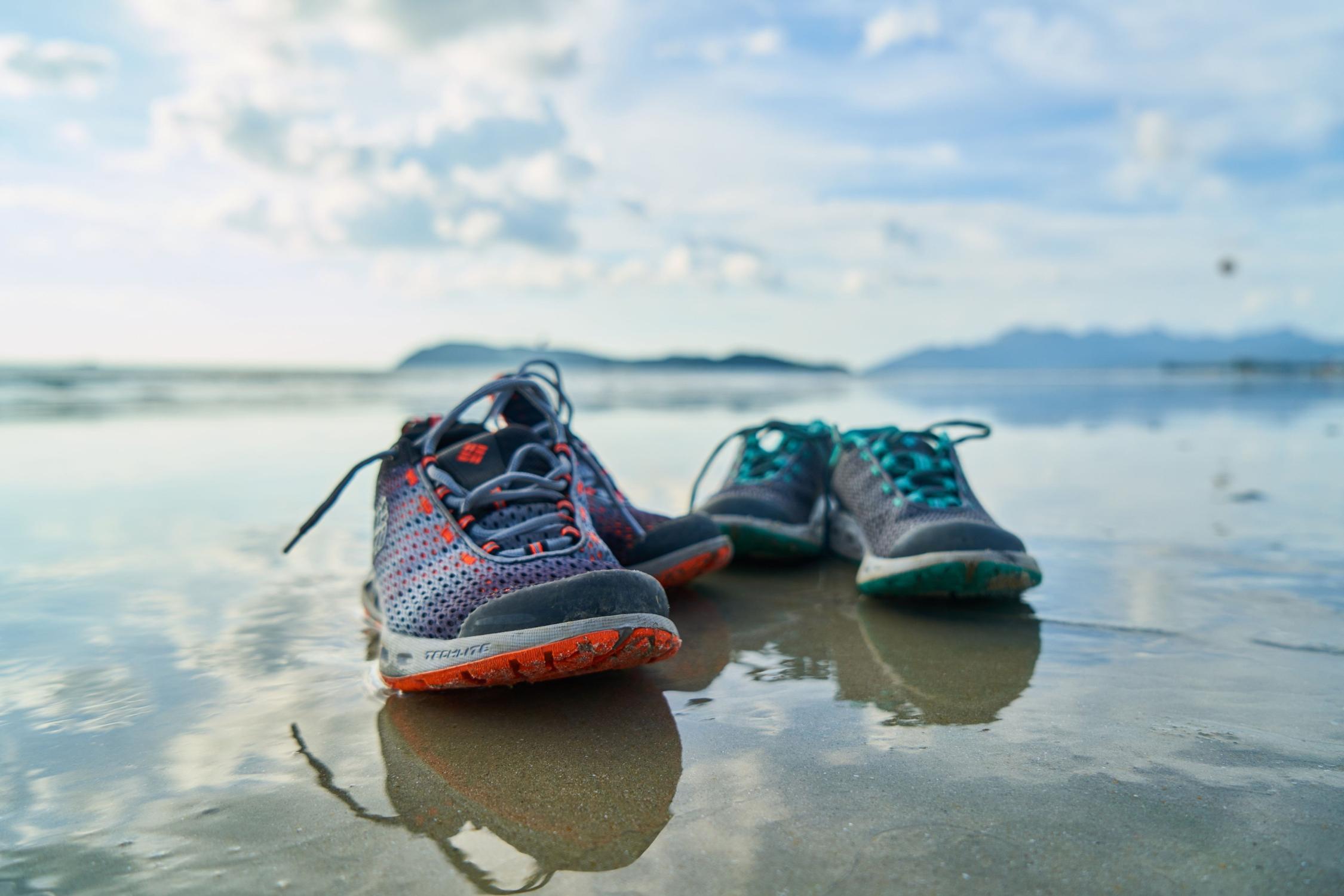Turnschuhe am Meer