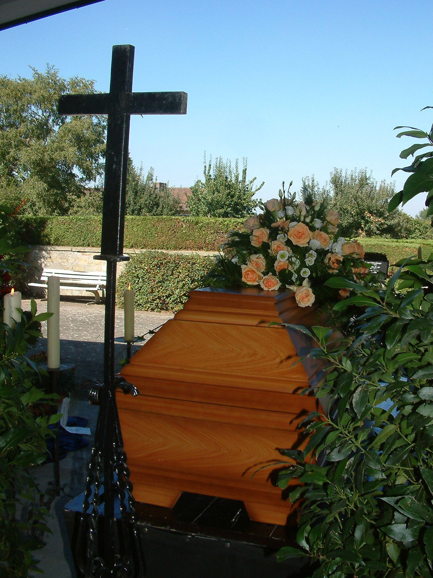 VERGÄNGLICHKEIT--TRAUER--TOTENGEDENKEN--TOD--KREUZ--ALLERSEELEN--VERSTORBENE--FRIEDHOF