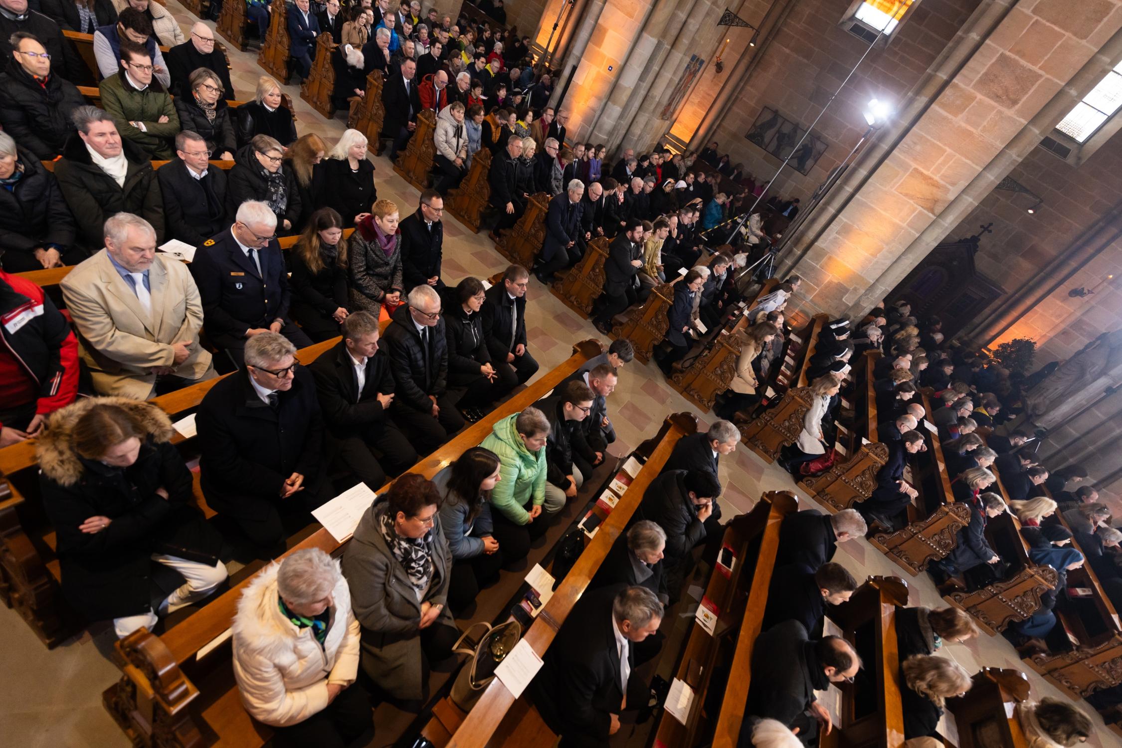 Volle Bänke im Bamberger Dom Amtseinführung Erzbischof Herwig Gössl