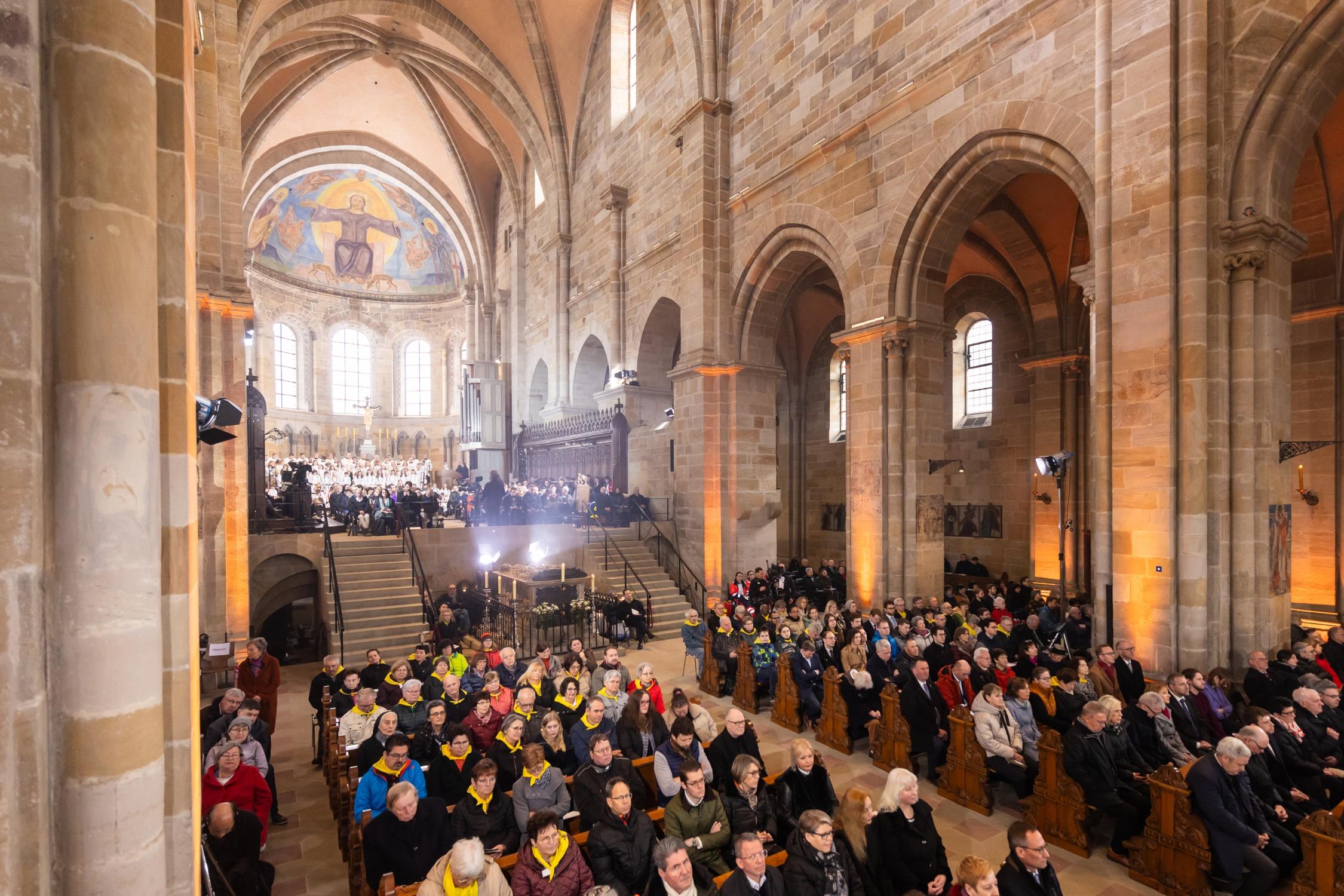 Volle Bänke im Bamberger Dom Amtseinführung Erzbischof Herwig Gössl